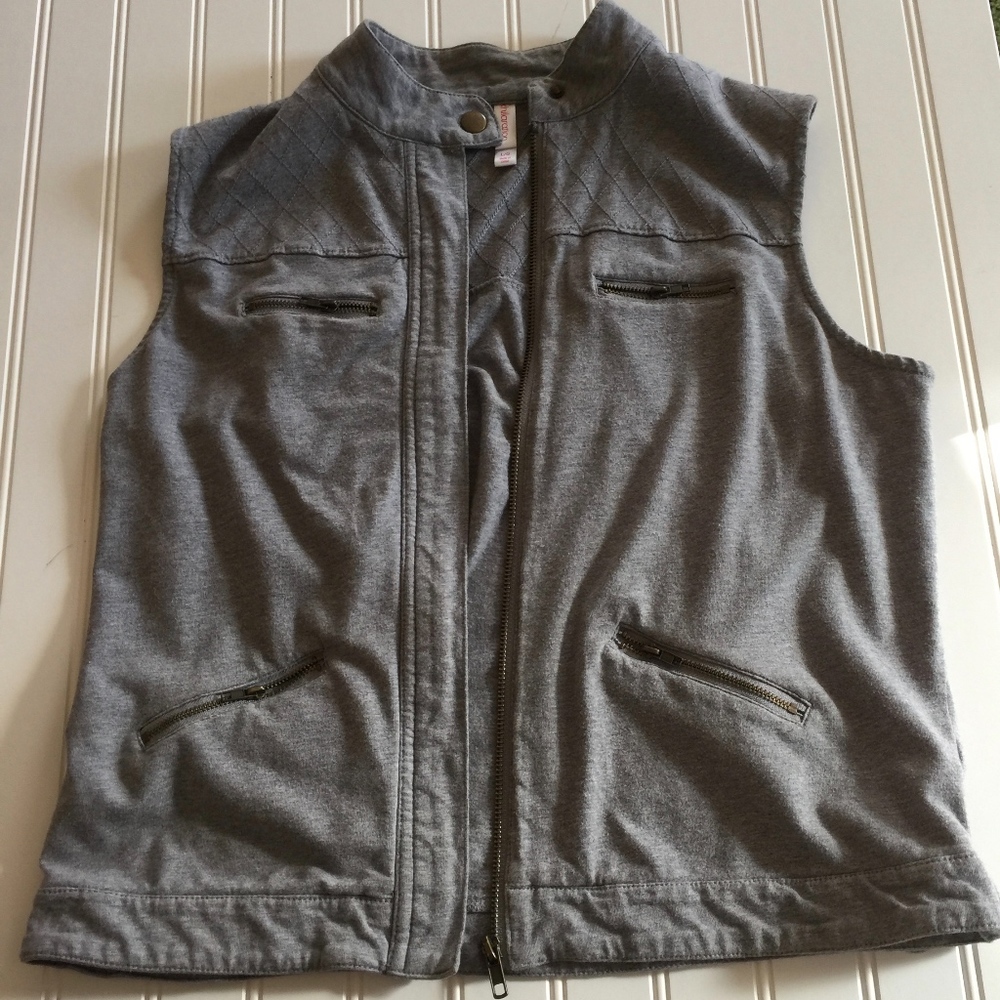 Xhileration Grey Zipper Vest w/ zip pockets L